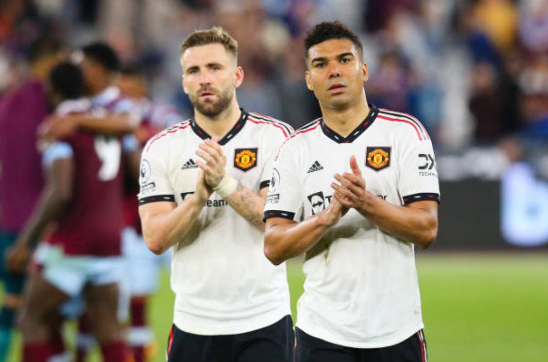 Sharpe gửi cảnh báo đến Shaw (trái) và Casemiro (phải).